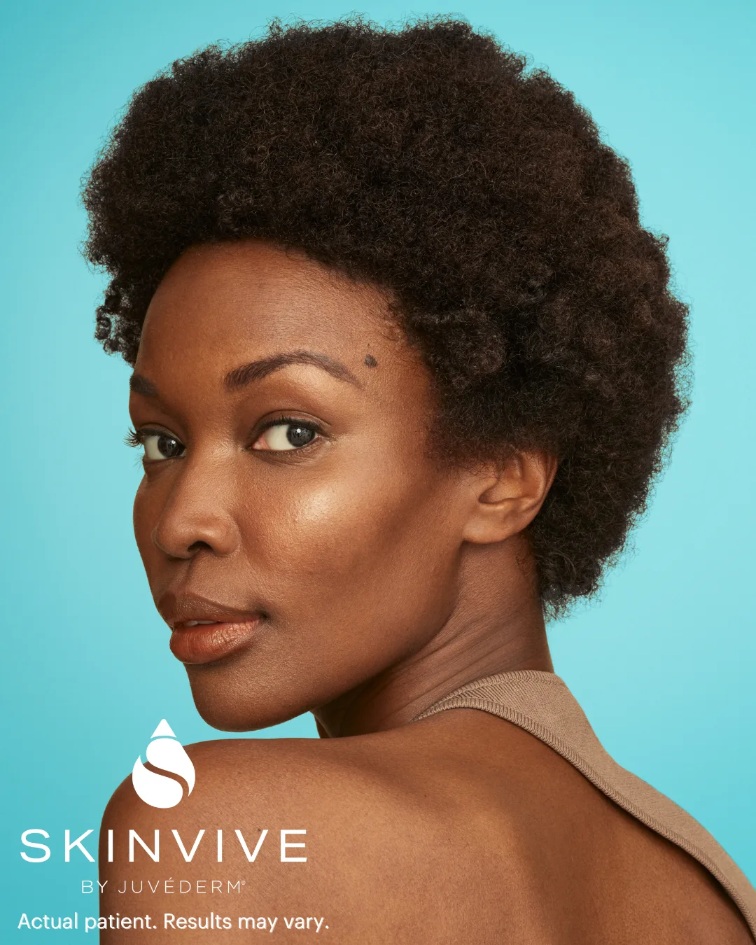 Retrato de una paciente de SKINVIVE™ by JUVÉDERM® de Allergan mirando por encima del hombro